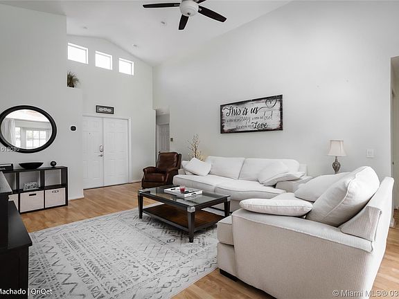 5th image of 420 N Carrington Dr