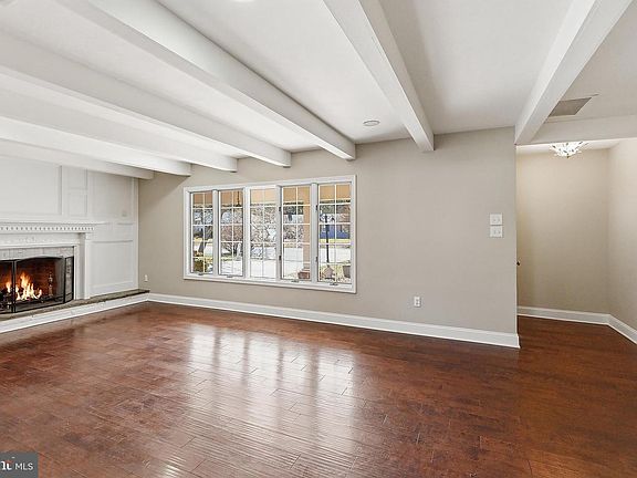 4th image of 284 Country Club Blvd