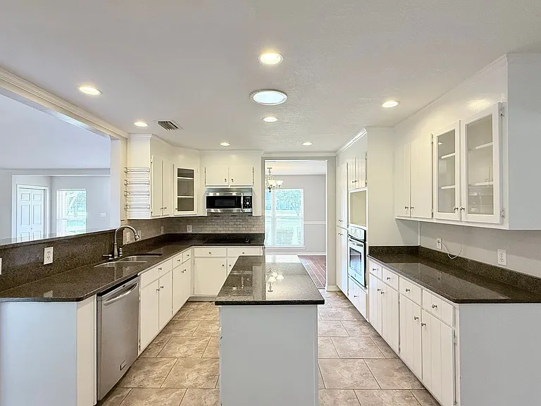 5136 Hamilton Ln — Photo 3