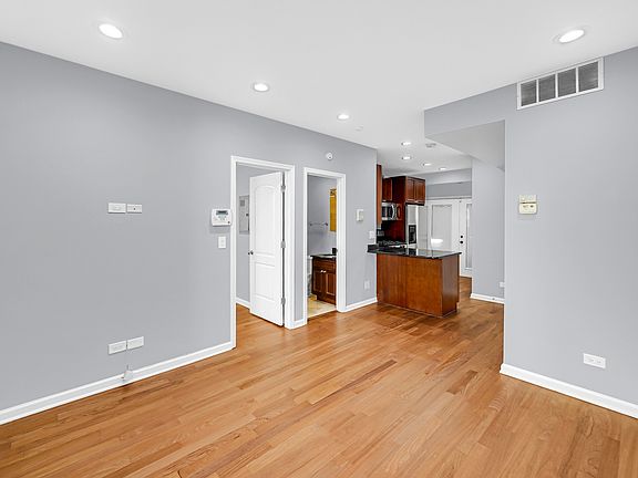 4th image of 1358 W Greenleaf Ave APT 1N
