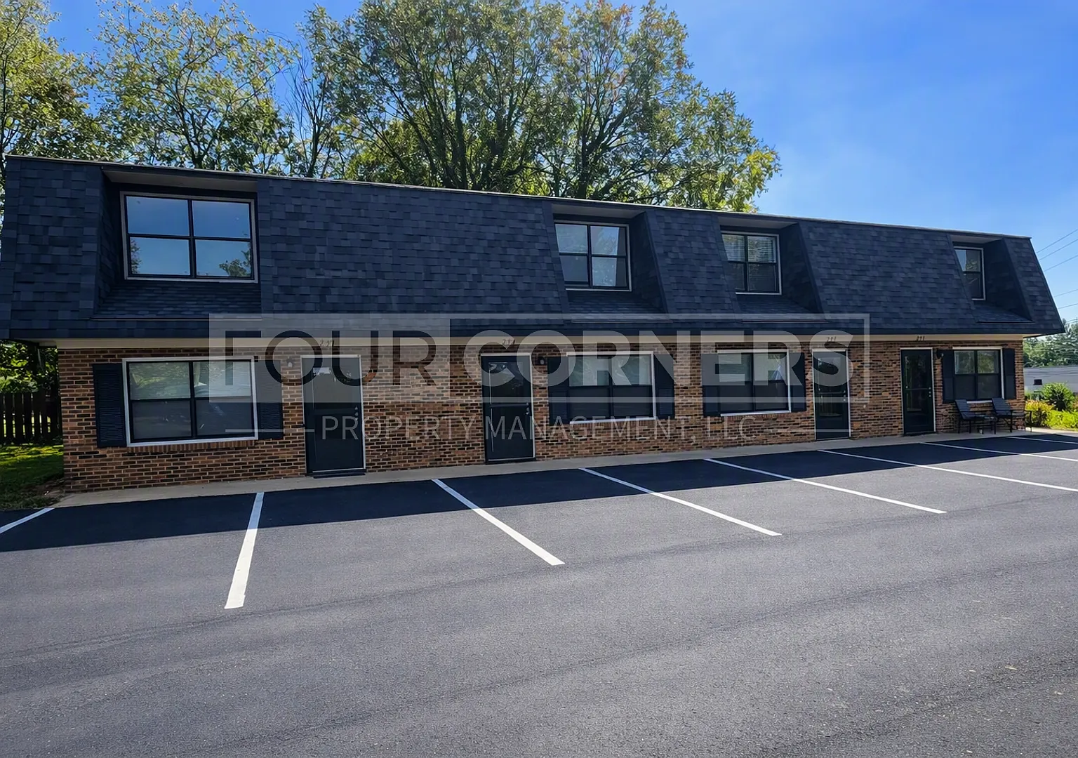 Renovated Spacious 2 Bedroom 1.5 Bath Townhome — Photo 1