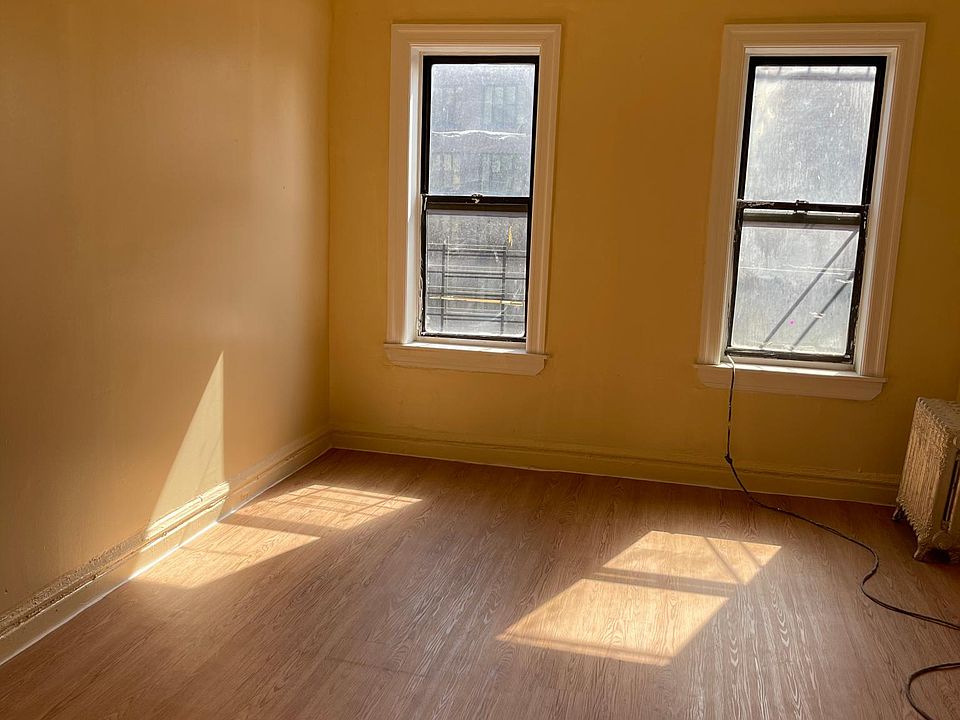 2nd image of 2712 Bainbridge Ave #22