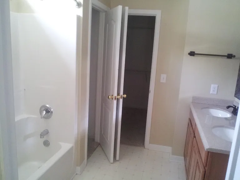 9509 Erinsbrook Dr — Photo 7
