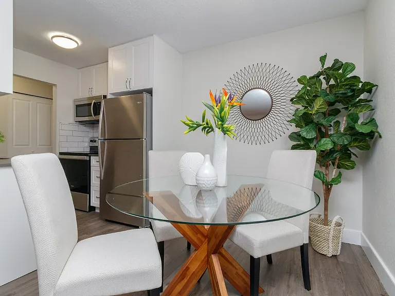 984 McKenzie Ave — Photo 8