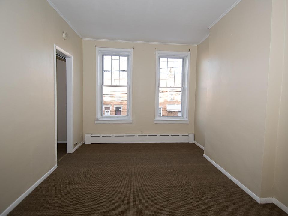 2nd image of 403 Woodlawn Ave