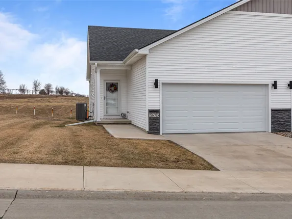 5673 Ponderosa Dr, Pleasant Hill, IA 50327