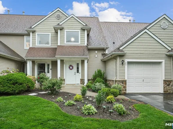 23 Bourne Cir #204, Hamburg, NJ 07419