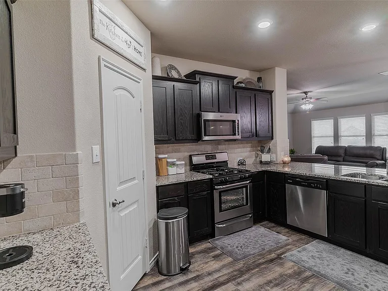 562 Jamestown Ln — Photo 10