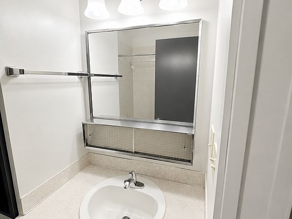 5th image of 927 N 96th St APT 27