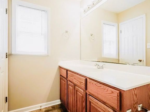 5th image of 305 Cross Hill Ln