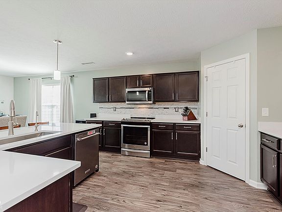 2nd image of 956 Rushmore Dr