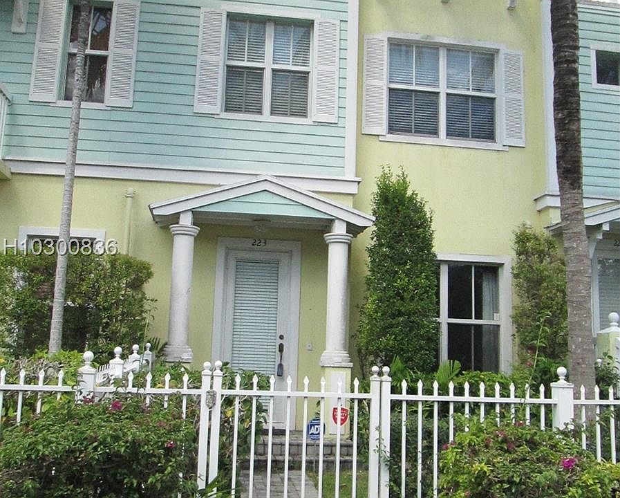 1st image of 223 SW 9th Ave