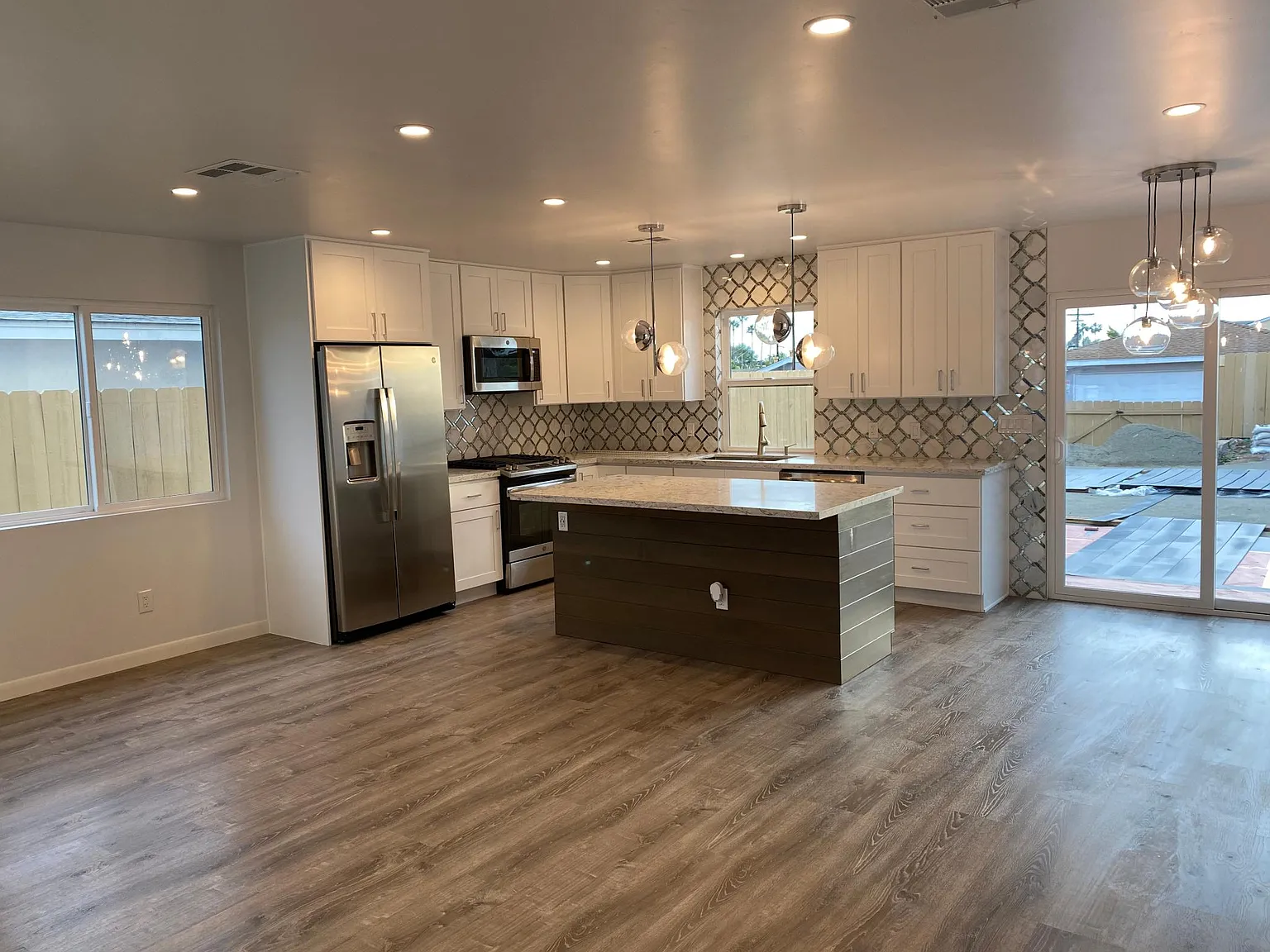 4212 Clairemont Dr — Photo 4