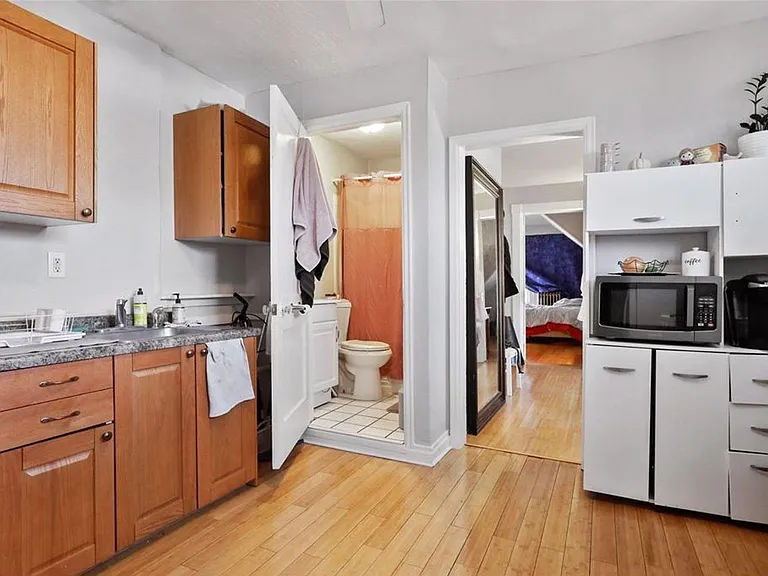 1862 Roblyn Ave — Photo 2