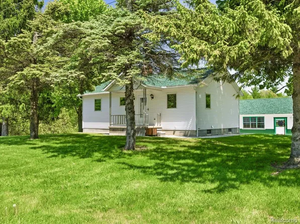 2482 Range Rd, Port Huron, MI 48060
