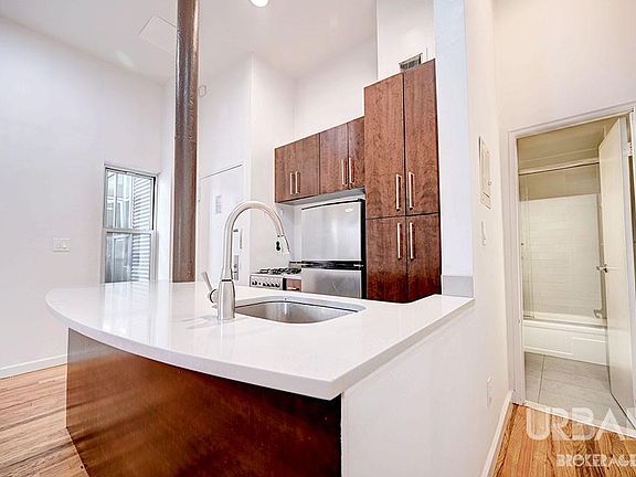 2nd image of 123 Bank St APT 550