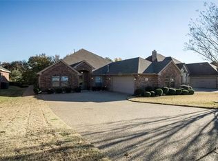 530 Oak Leaf Ct, Kennedale, TX 76060