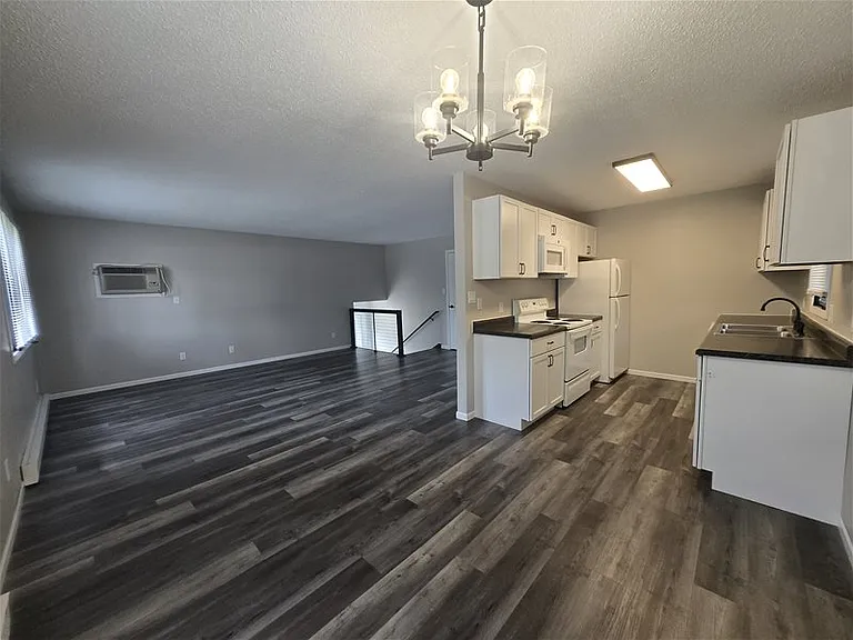 700 Great Plains Ct — Photo 2
