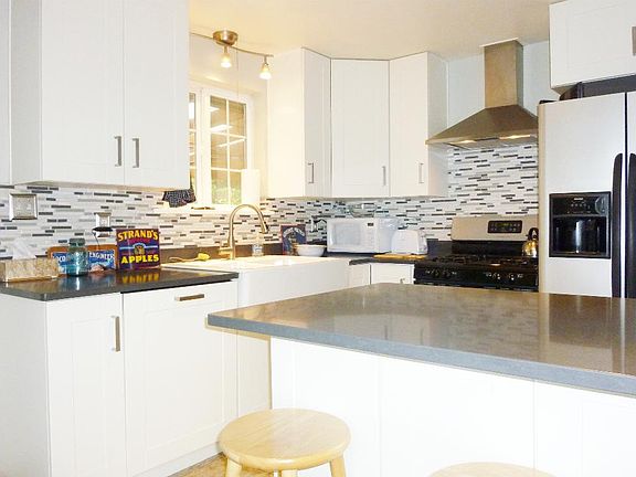 Gas range, farmhouse sink, s