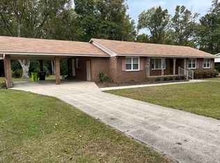 205 Pecan Dr, Elizabethtown, NC 28337