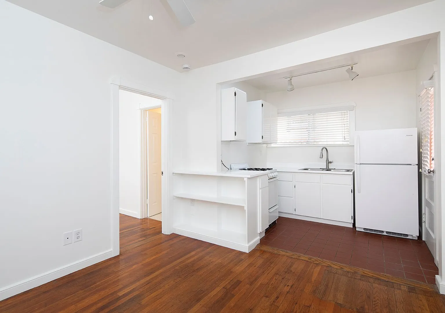 Crevillea Apartments — Photo 2