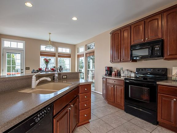 4th image of 10982 Southcoate Village Dr