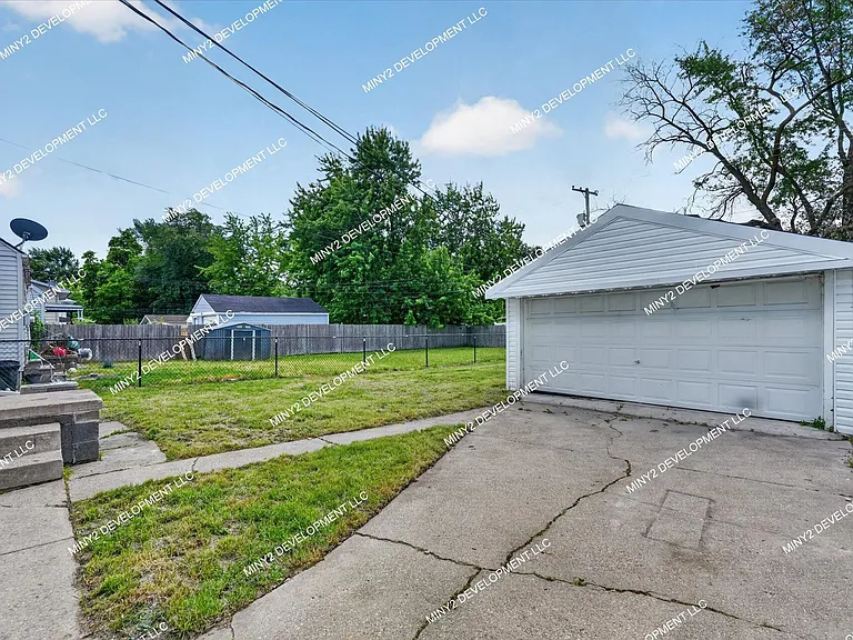 24273 Lauren Ave — Photo 23