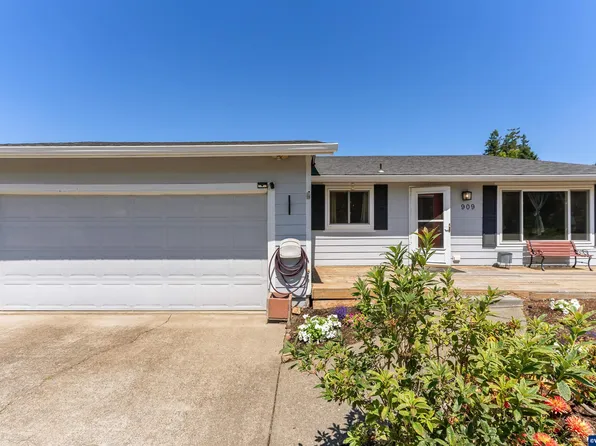 909 Delta Dr NE, Keizer, OR 97303