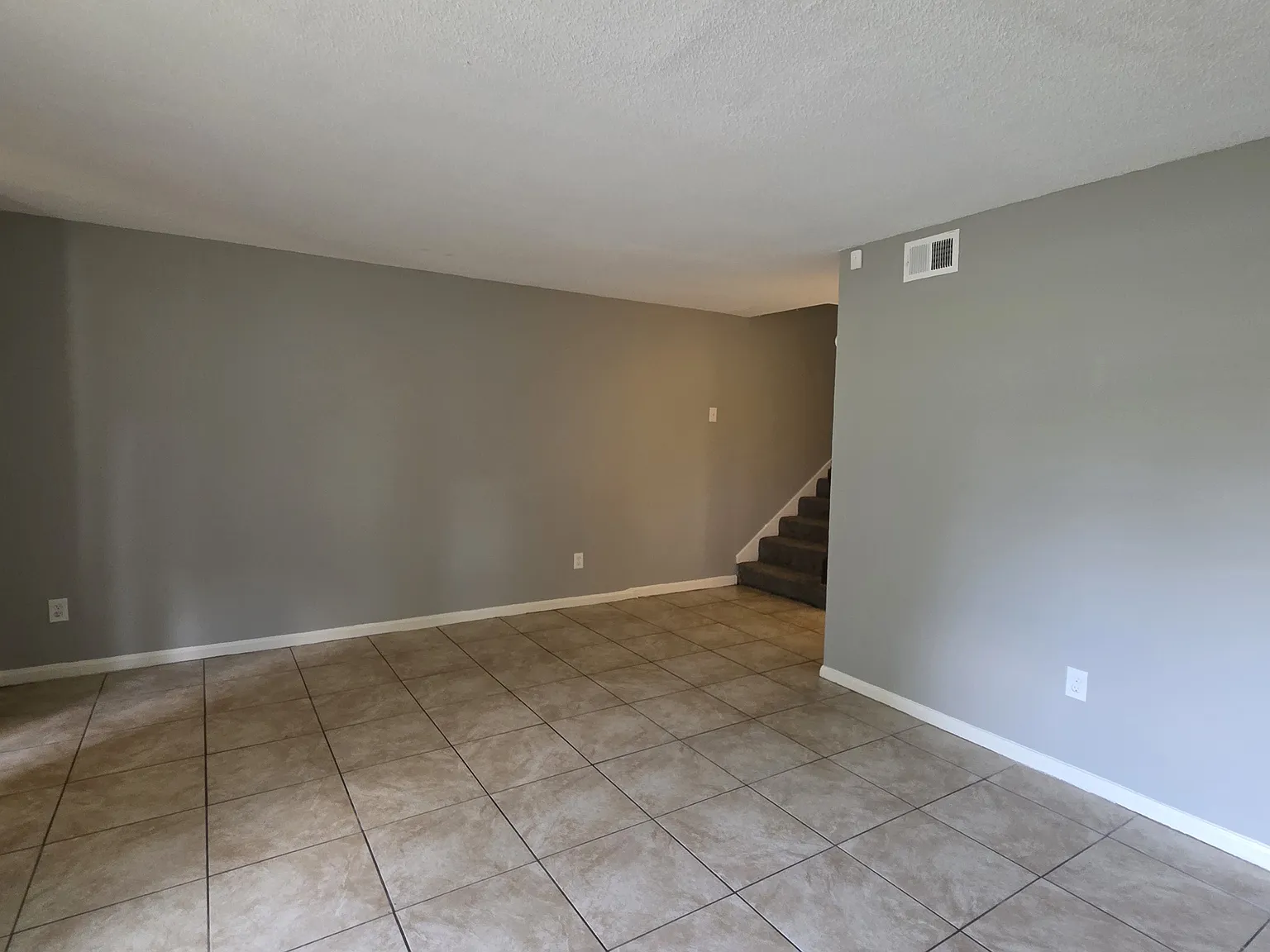 3-Bed, 2.5 Bath Duplex Unit — Photo 3