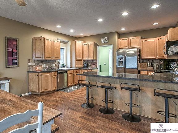 5th image of 605 Thornbird Dr