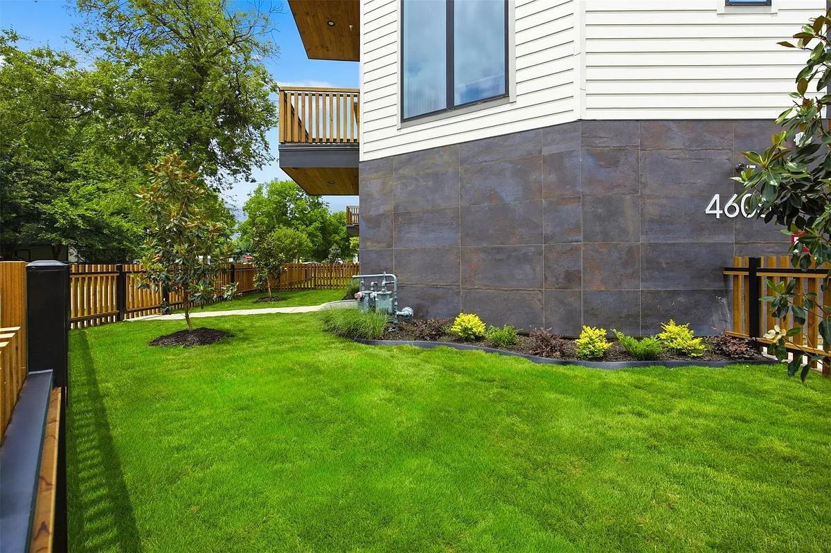 Building Photo - 4605 Belmont Ave #1