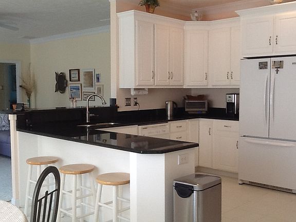 Kitchen with breakfast bar