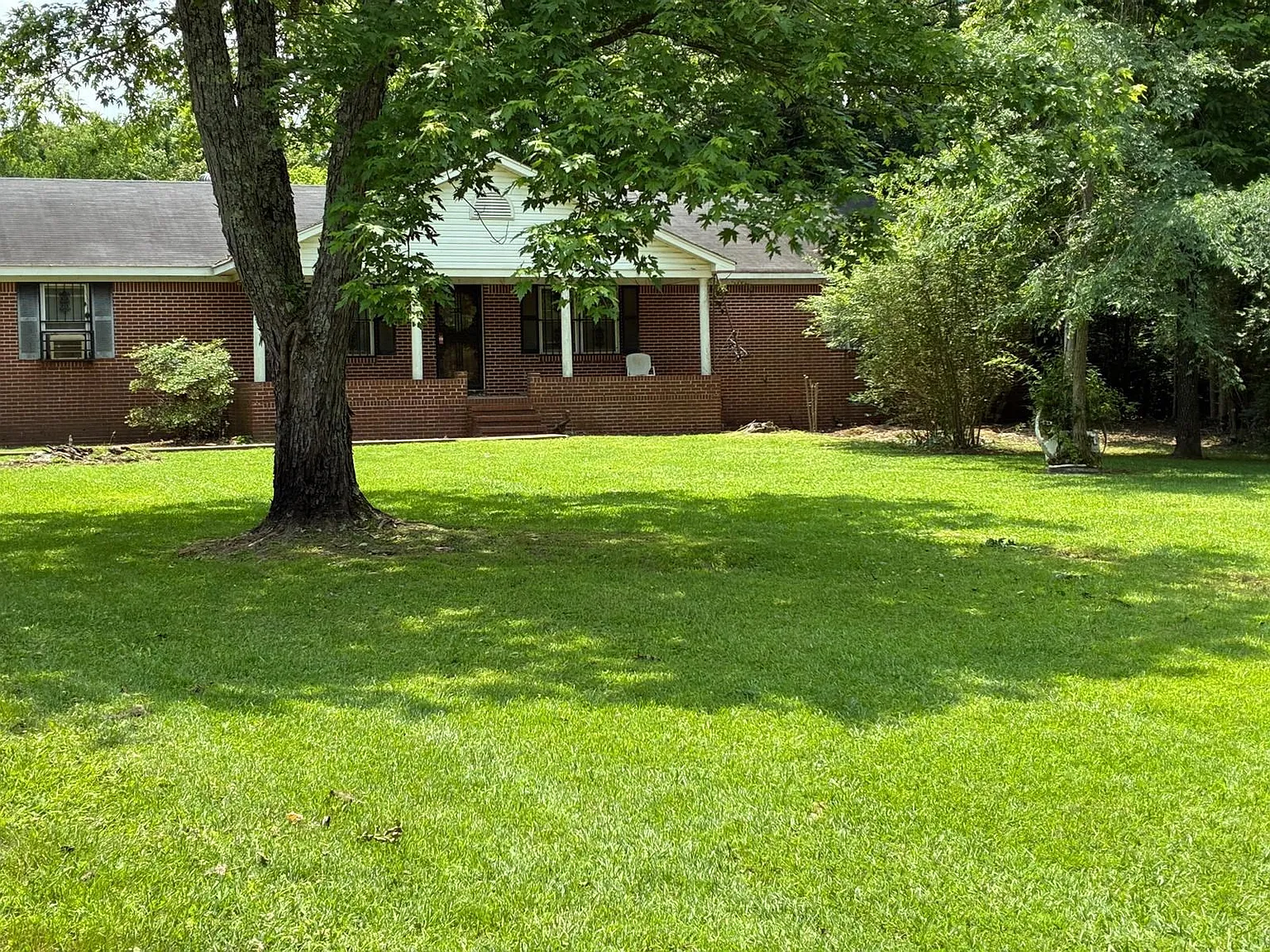 3 bed, 2.0 bath, 2437 sqft, $1,600 — Photo 2
