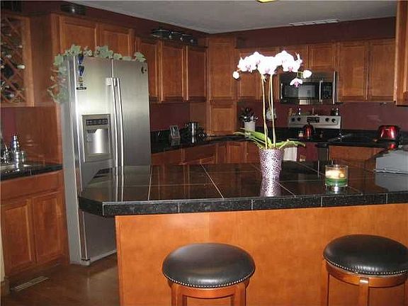3rd image of 906 Leisure Ln