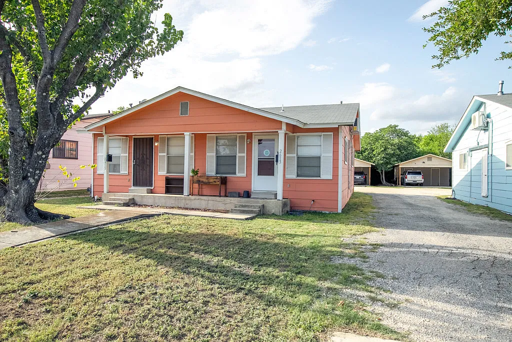 1 bed 1 bath duplex One block from Woodlawn lake — Photo 3