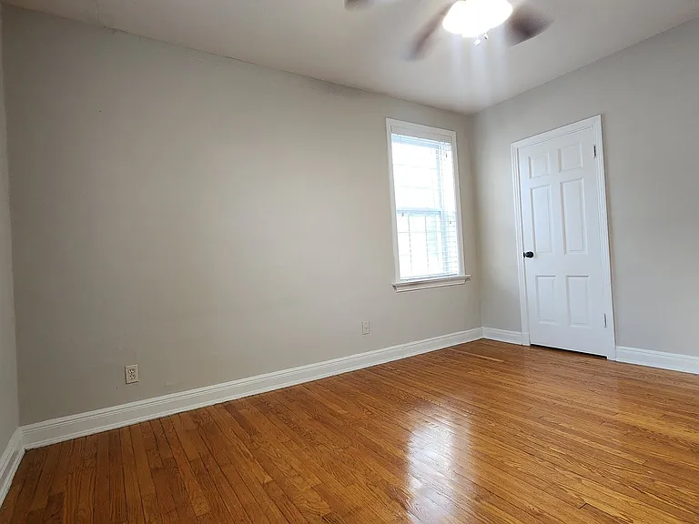 1042 Sanford Ave — Photo 6