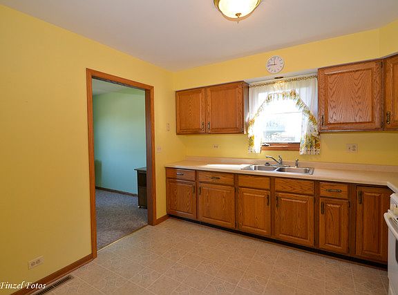 3rd image of 304 Terry Ct