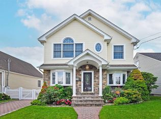 247 Royal Ave, Mineola, NY 11501