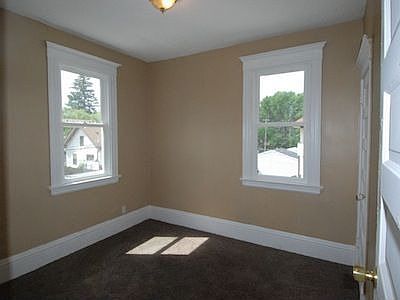 4th image of 909 Russell Ave N #2