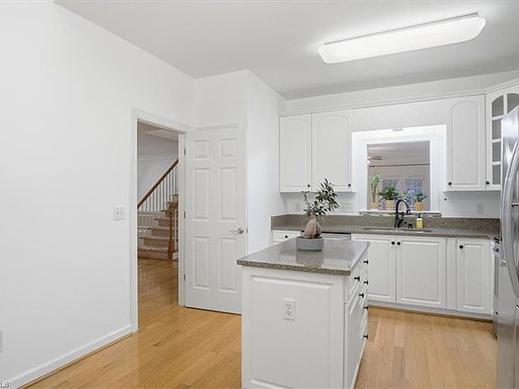 5th image of 3896 Waterview Rd