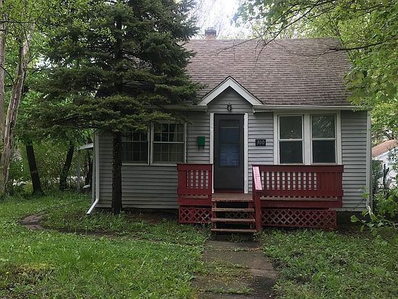 2nd image of 300 E Willow Dr
