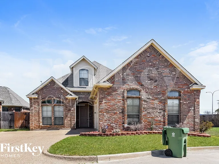 4203 Lucy Ln — Photo 1