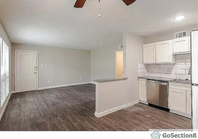 2 bed, 800 sqft, $1,500 — Photo 3