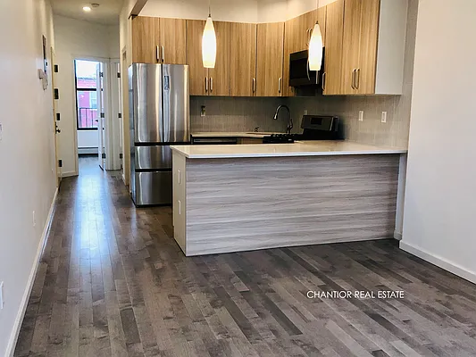 Rented by Chantior Real Estate LLC | media 9