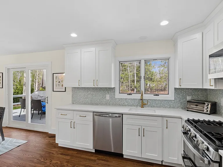 135 Pembroke Dr — Photo 15