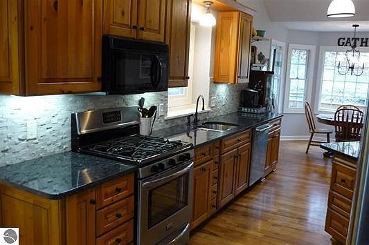 4th image of 3757 Woodside Dr