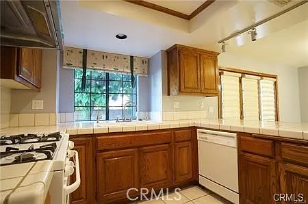 333 Genoa St — Photo 12