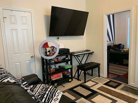 4th image of 3038 14th St APT 3F