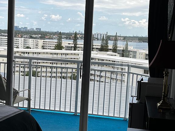 2nd image of 18011 Biscayne Blvd