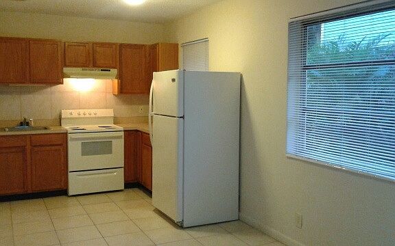 4th image of 818 SW 4th St APT 1
